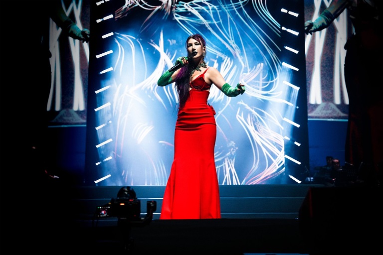 Hande Yener Sahnesinde Duygu Dolu Anlar